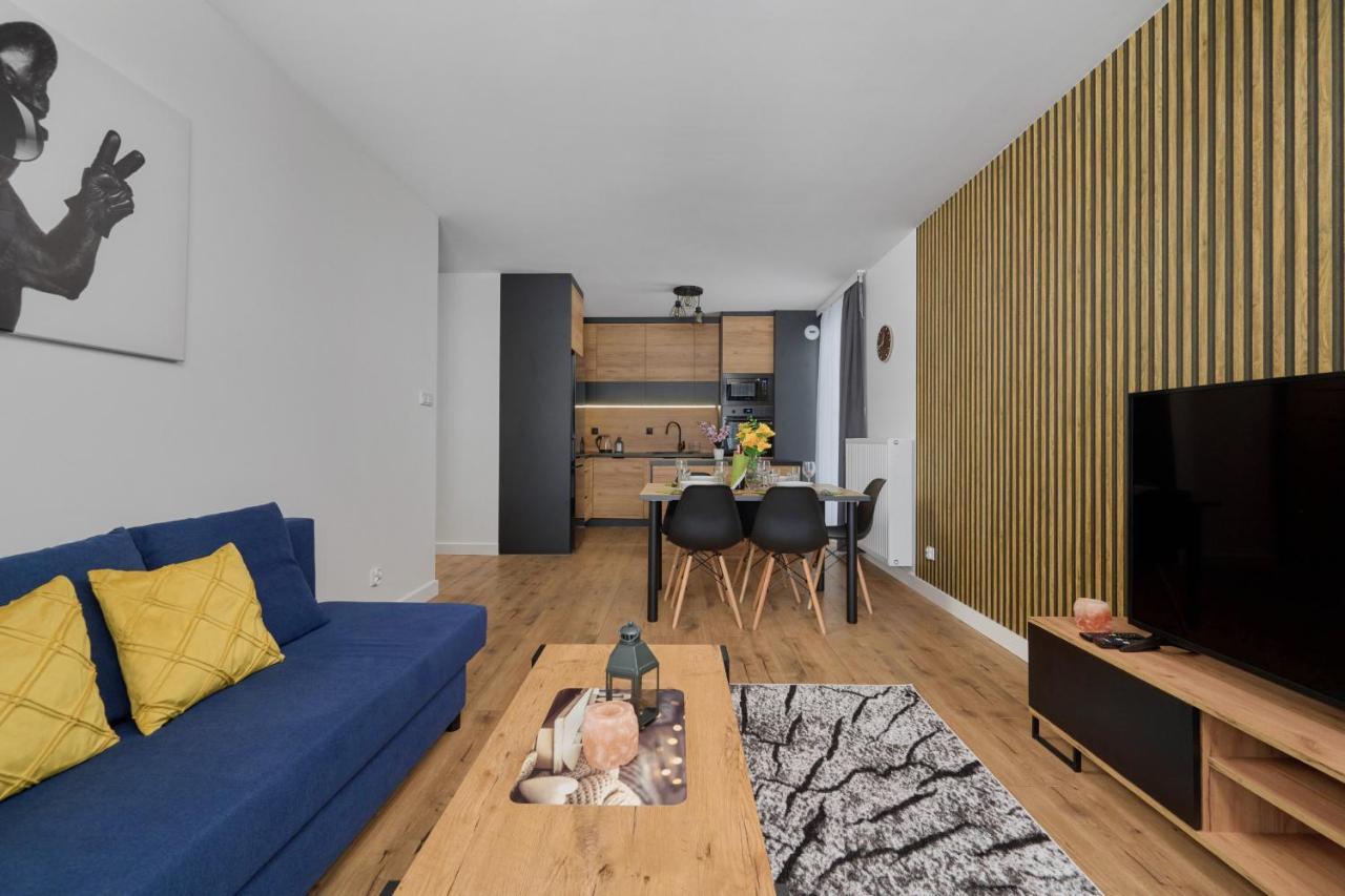Apartment With 2 Bedrooms & Parking By Renters *