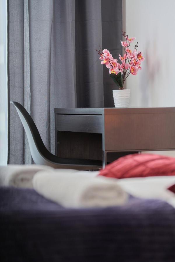 Apartment With 2 Bedrooms & Parking By Renters *