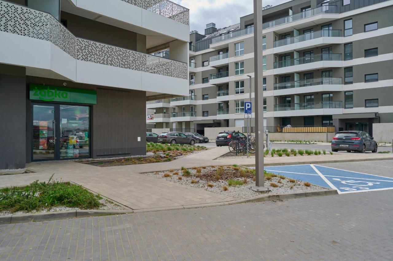 With 2 Bedrooms & Parking By Renters *