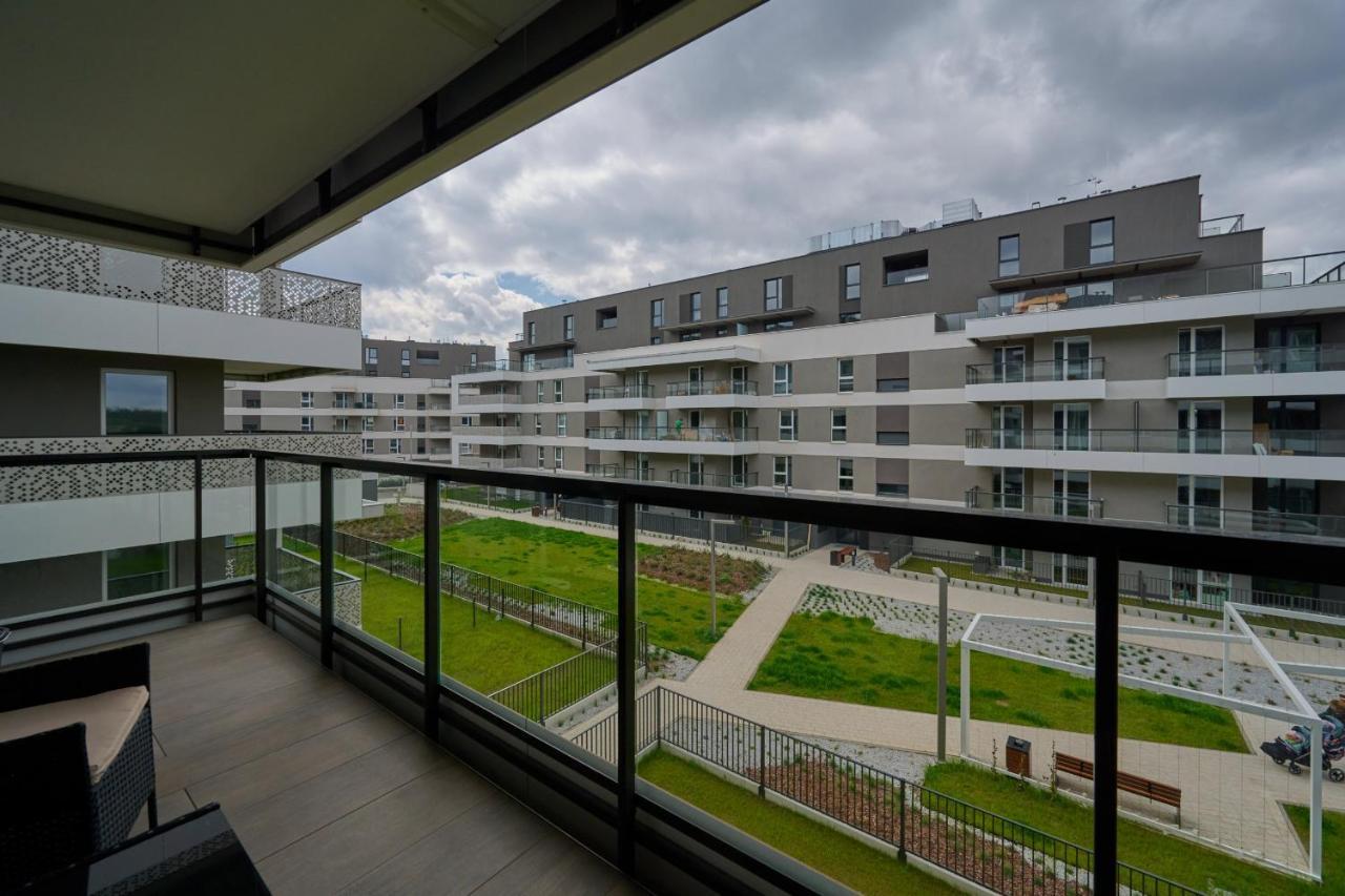 With 2 Bedrooms & Parking By Renters Apartment