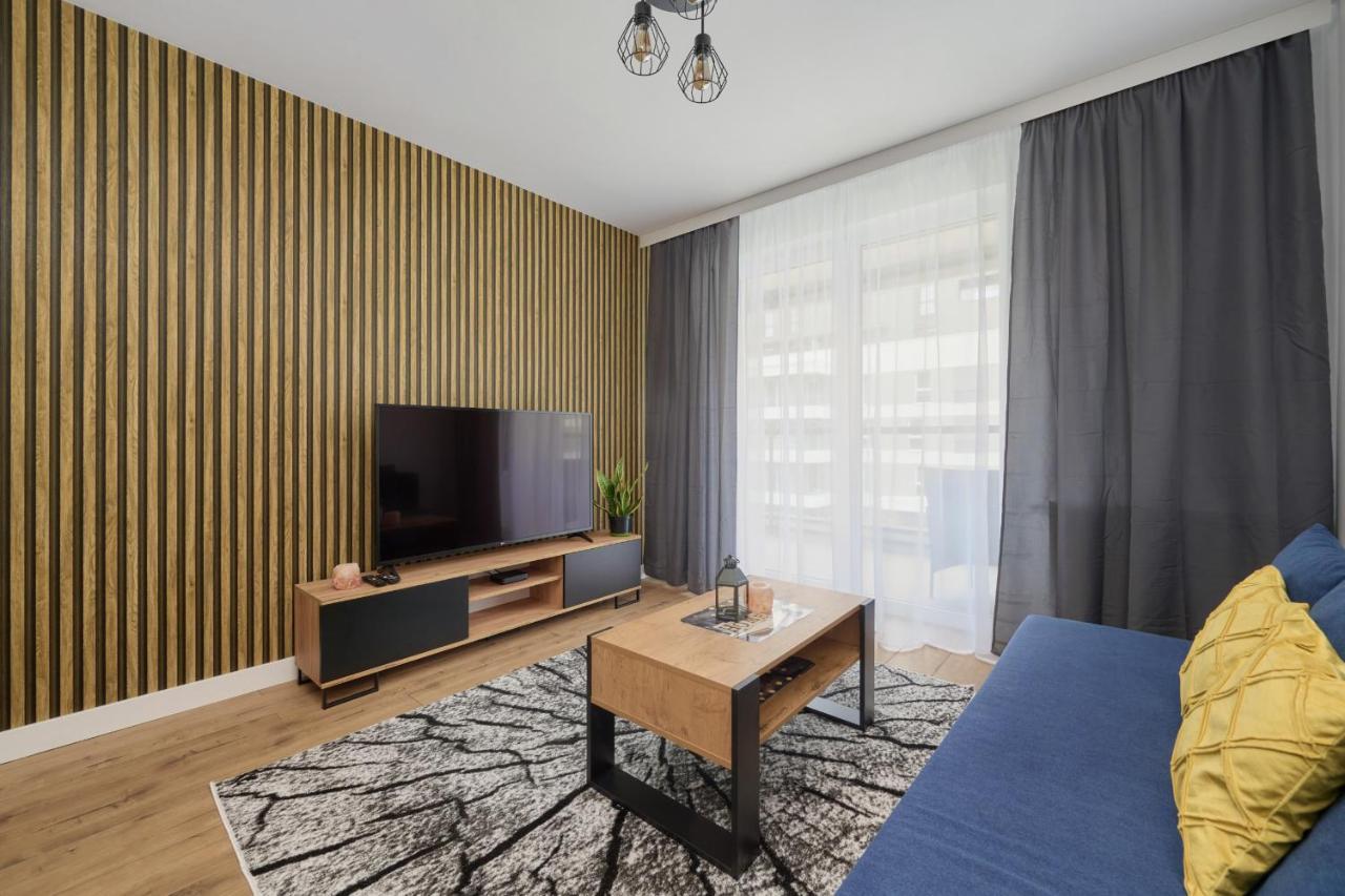 Apartment With 2 Bedrooms & Parking By Renters *