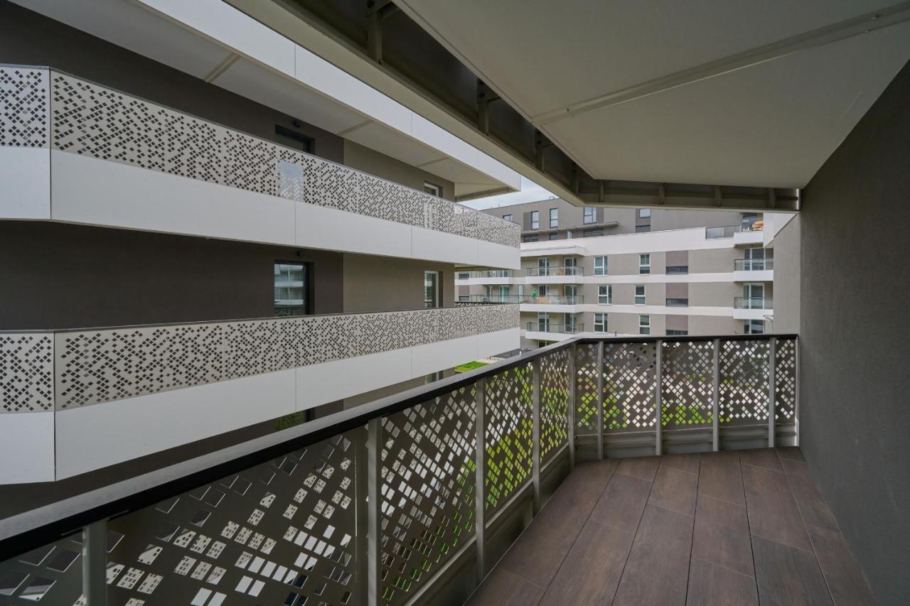 With 2 Bedrooms & Parking By Renters * Wrocław