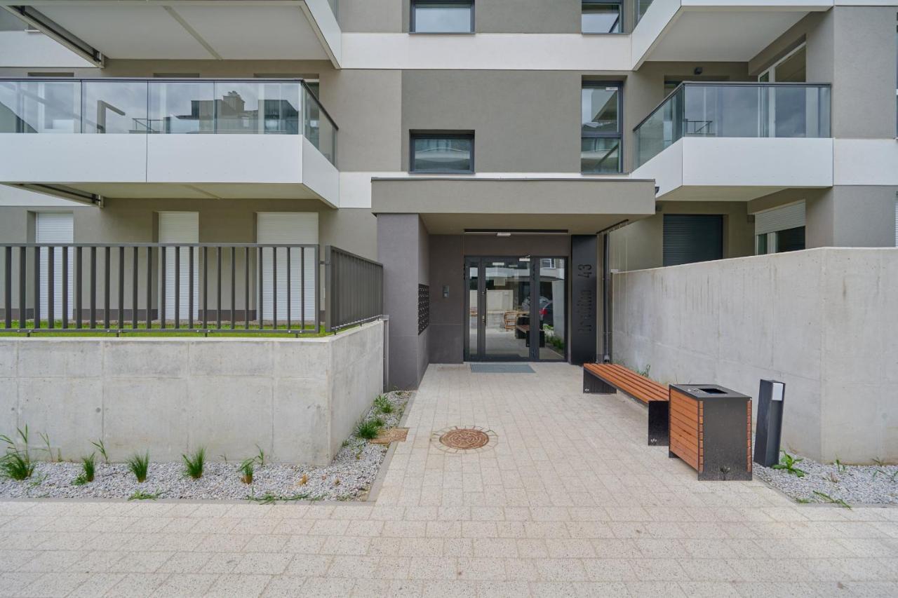 With 2 Bedrooms & Parking By Renters *