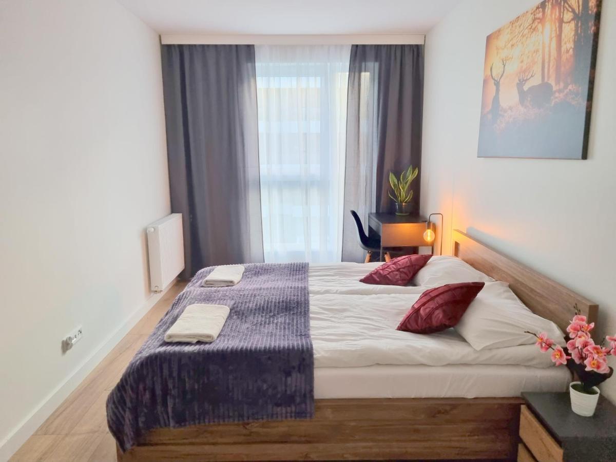 With 2 Bedrooms & Parking By Renters Apartament