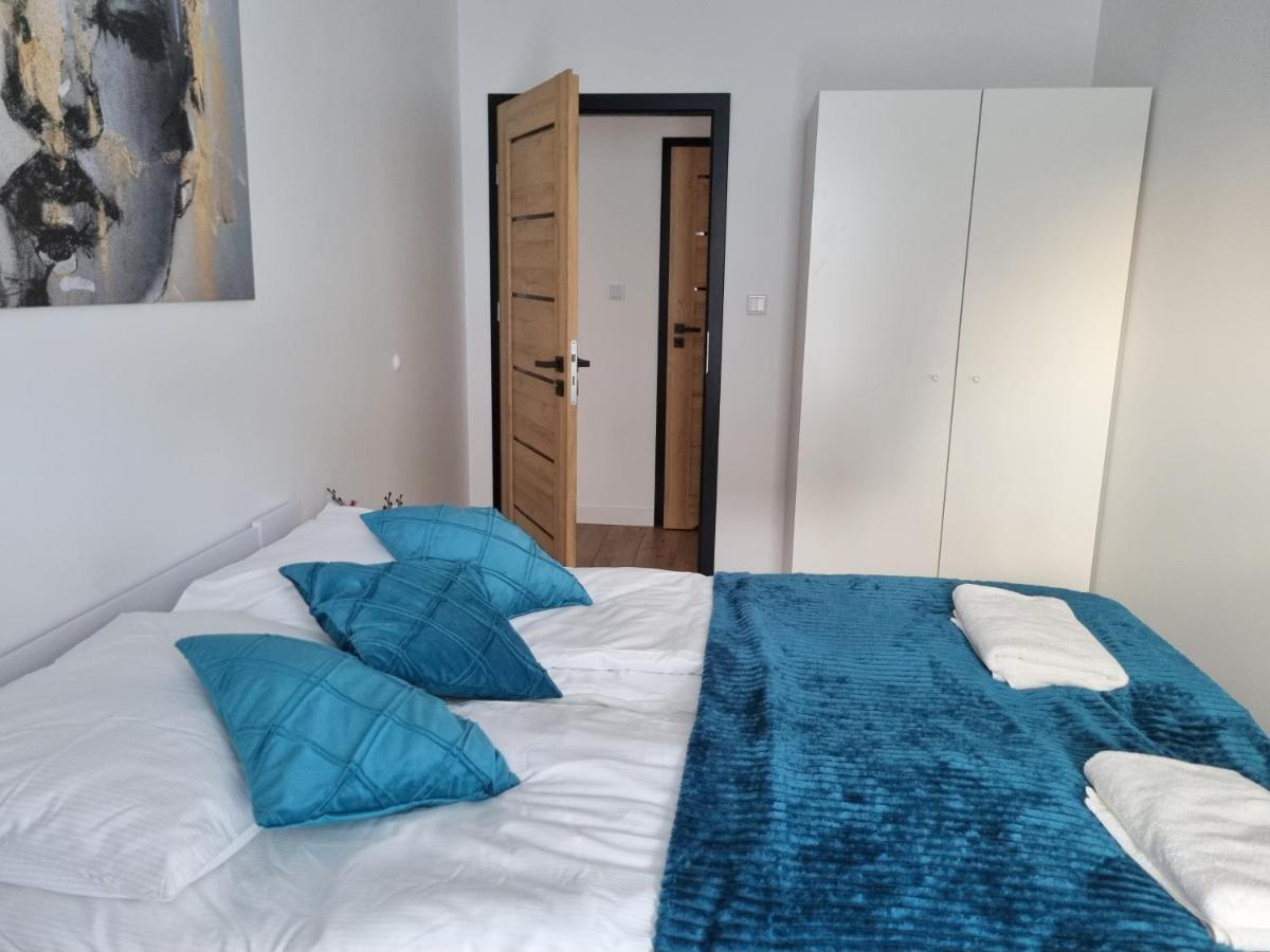 With 2 Bedrooms & Parking By Renters Apartament *